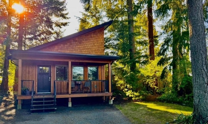 Campbell River House | The Grove Guest House~nNestled in a private and natural treed setting