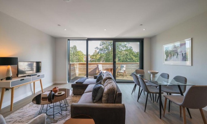 Frognal and Fitzjohns Apartment | The Hampstead Hideout - Glamorous 3BDR Flat with Balcony
