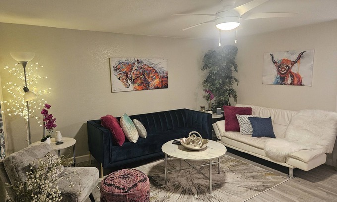 Port Charlotte House | The Happy Place! Hot tub! Life-size chess! 7min to Port Charlotte Beach!