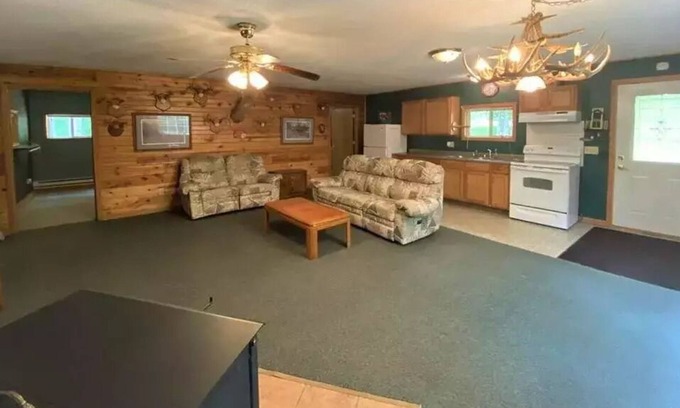 Winter Cabin | The Happy Porcupine Cottage - ATV, Hiking, Fishing, Relaxation and Supper Clubs!