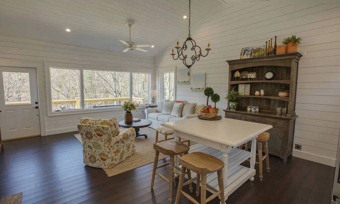 Scaly Mountain Cottage | The Harvest House Cottage - Mountain Vineyard Getaway