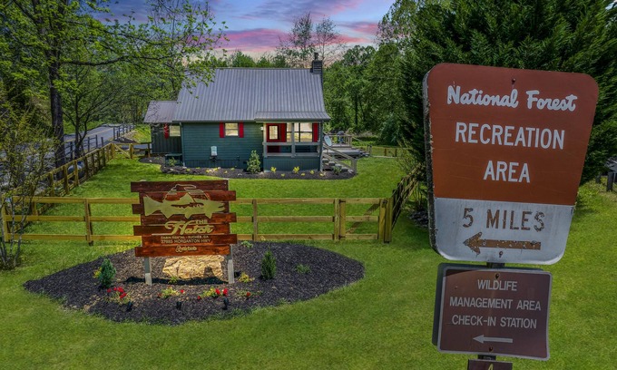 Suches Cabin | ★The Hatch★ Cabin on Trout River w/Hot Tub, Pet/Kid Friendly