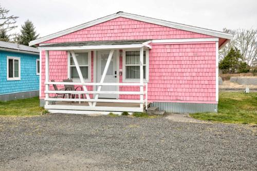 Grayland House | The Hawaiian Cottage 2-Bed by the Sea w fireplace