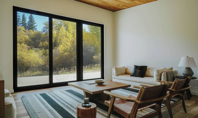 Emigrant House | The Hawk. Horse Creek Cabins. Lux 2 bed/2 bath with King bed, AC, Creek Front