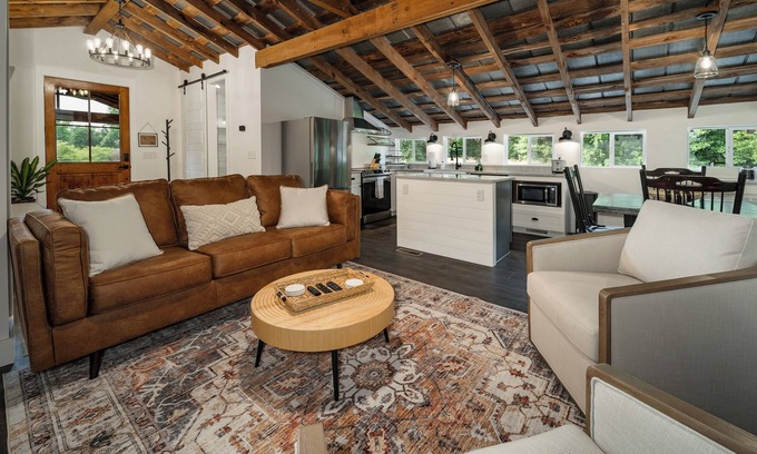 Easley House | The Hayloft: a unique getaway in our1900s barn, 20+ mins to Downtown Greenville