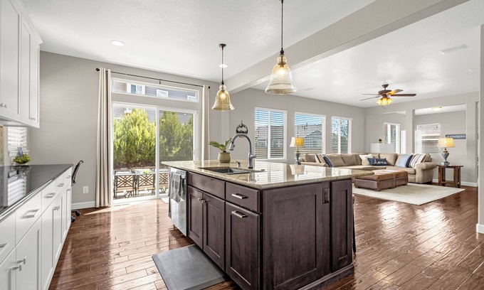 Gleneagle House | The Heart House - Spacious & Warm 6bd Family Home in Beautiful Monument Colorado