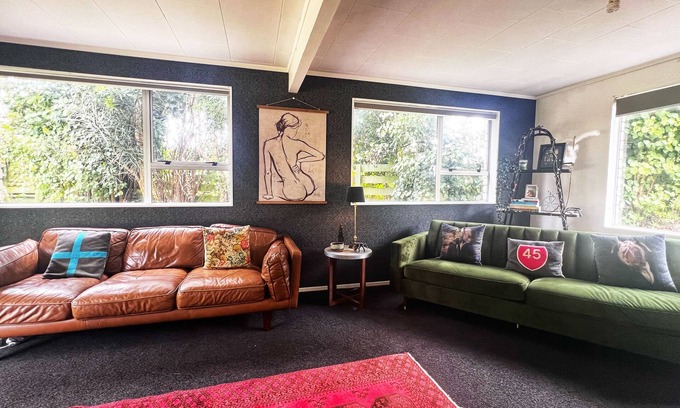 Oakura House | The Heart of Oakura Shops n& 5-10 min walk to beach & rivern (cleaning incl)