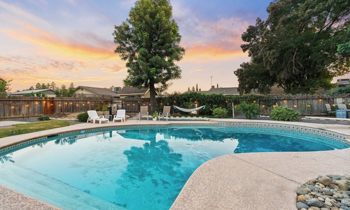 Visalia House | The Hidden Paradise/Pool & Spa/Family Friendly/45 Min To The Sequoias