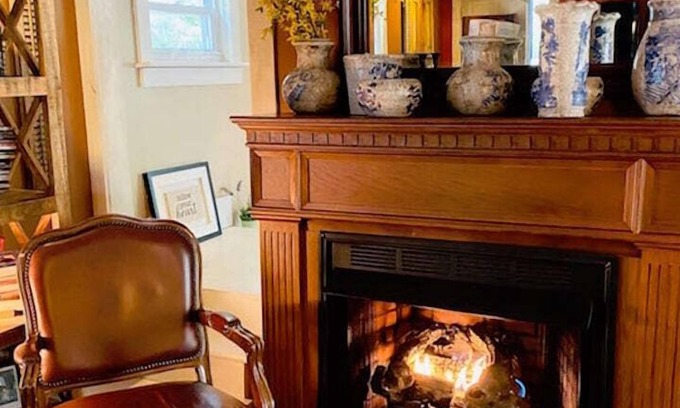 Phoenicia House | The Hidden Pink French Cottage by the creek, hot tub, a short walk to Phoenicia