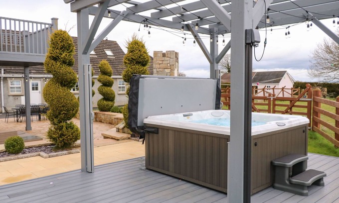 Magherafelt Cottage | THE HIDEAWAY, character holiday cottage, with hot tub in Moneymore