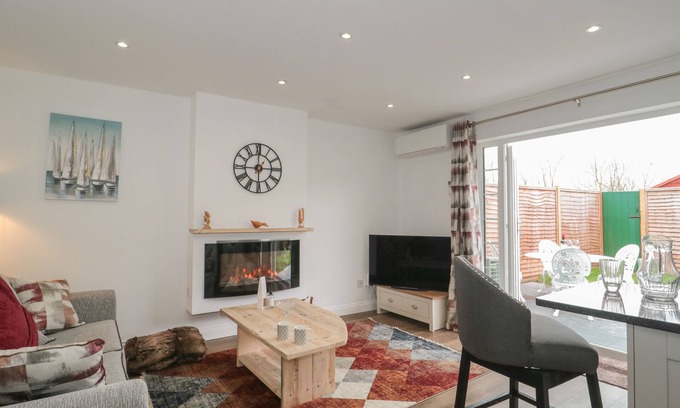 Lympsham Cottage | THE HIDEAWAY, pet friendly, with hot tub in Brean