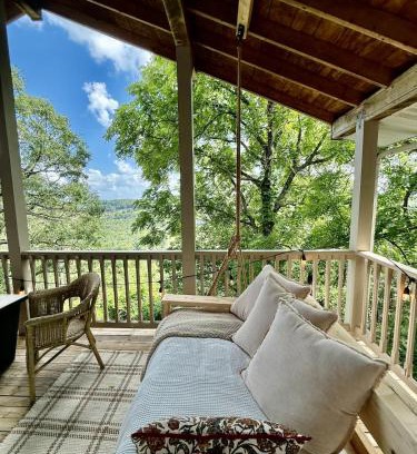 Eureka Springs House | The Hideaway House at The Bluebird