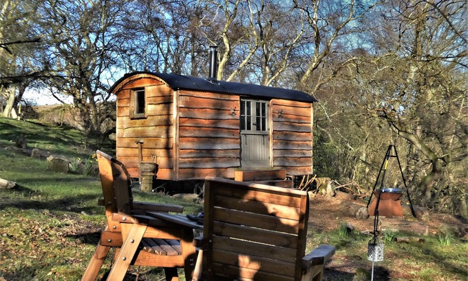 Scarborough Cottage | THE HIDEAWAY, SHEPHERD'S HUT, romantic in Thornton-Le-Dale