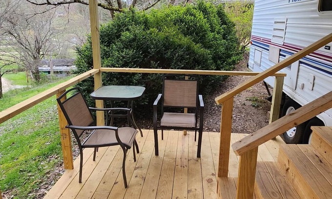Franklin House | The Hillside Hideaway