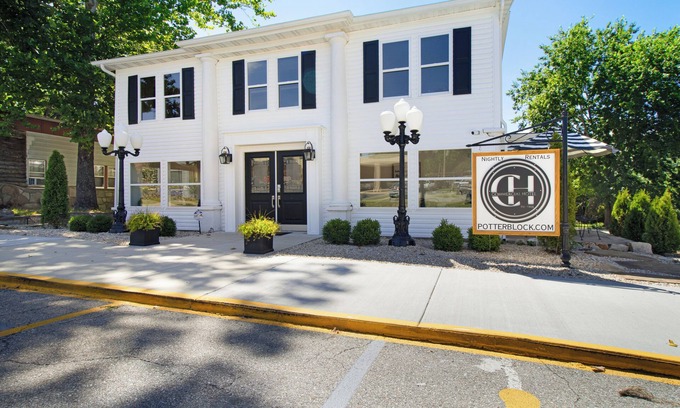 Cotter Bed & Breakfast | The Historic "Commercial Hotel" - 12 private bedrooms - Walk to the River!