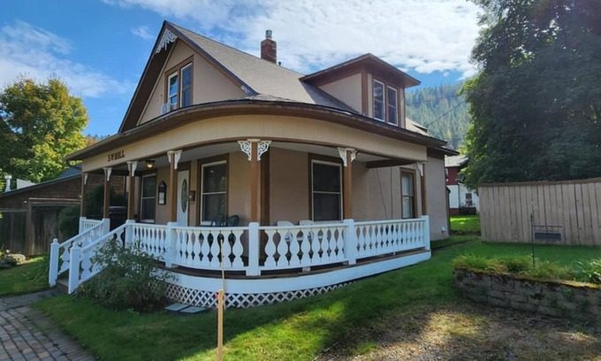 Kellogg House | The Historic Millhouse - Cozy 4-Bedroom Ski Cabin with Hot Tub in Kellogg!