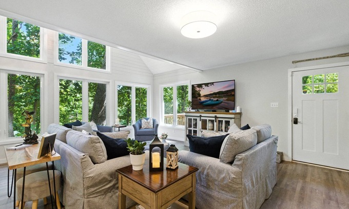 Townville House | The Holiday House w/Dock