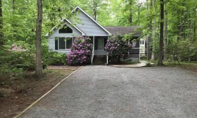Ocean Pines House | The Hollar's Beach House - 3 Bedrooms, 2 Baths, Sleeps 6, Non Group Rental
