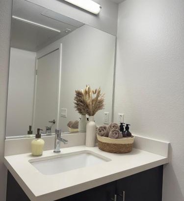 Little Armenia Apartment | The Hollywood Blvd Loft FREE AND DESIGNATED PARKING