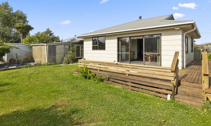Waikouaiti House | THE HOME AT SEA – WAIKOUAITI HOLIDAY HOME, pet friendly in Karitane