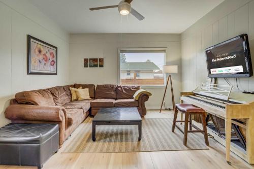 Buena Vista House | The Homestead! Stylish Escape with Scenic Views