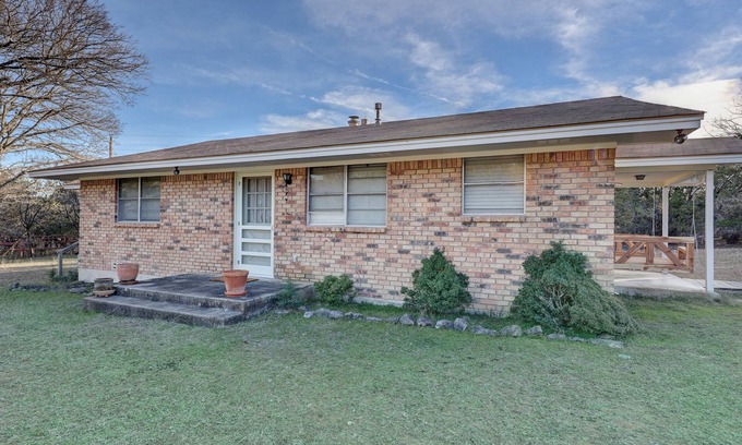 Ingram House | The Hope House, Sleeps 8! Less than a mile to the Guadalupe River!