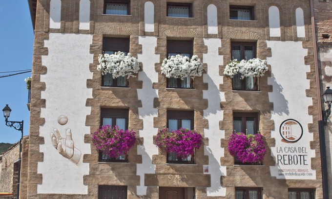 Acedo Apartment | THE HOUSE OF THE REBOUND. Study Matacan: Dorm. 135cm double bed, bathroom and kitchen-living room