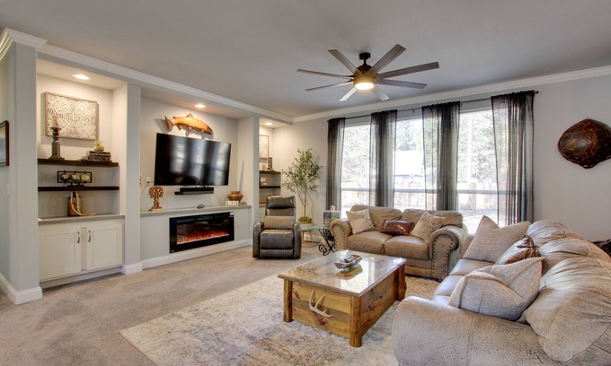 La Pine House | 'The Hub' La Pine Vacation Rental - Dog Friendly!