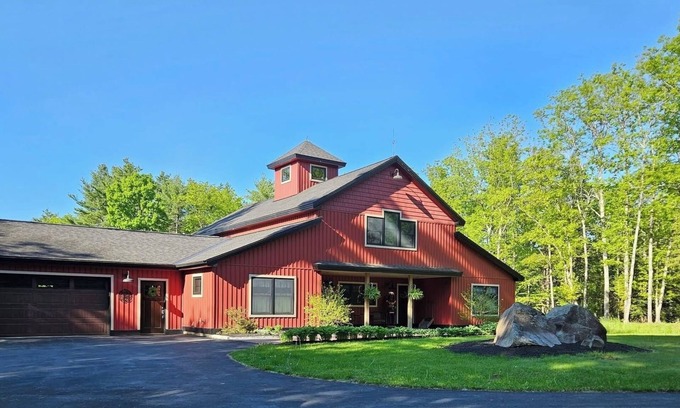 West Gardiner House | The Hunter's Lodge- Beautiful Country Setting