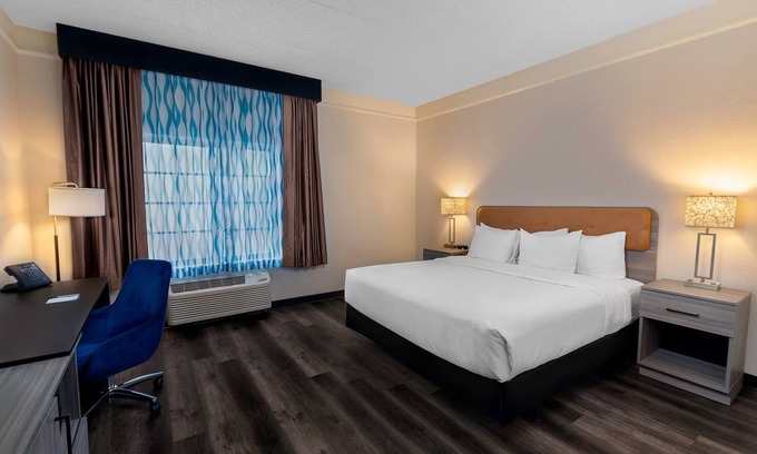 Doral Hotel | The Ideal Escape for Business or Pleasure: Pool, Near Attractions, Parking