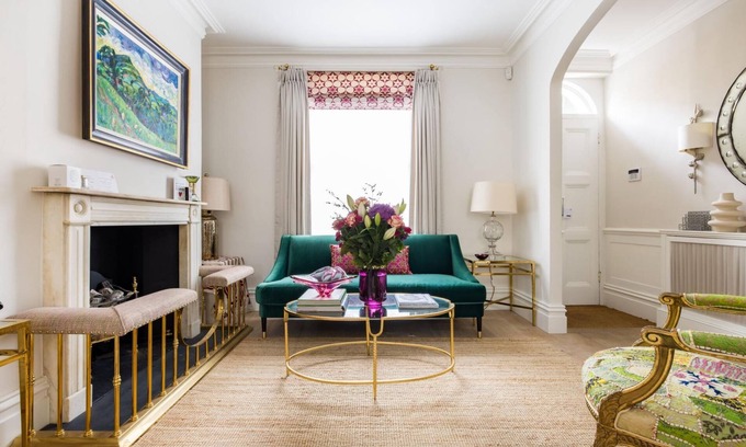 Brompton & Hans Town Apartment | The Impressionist's Fireplace – 3 Bedroom Home in Chelsea