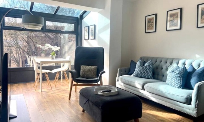 Lincoln House | The Imp’s Pad - Off Steep Hill - Private Parking