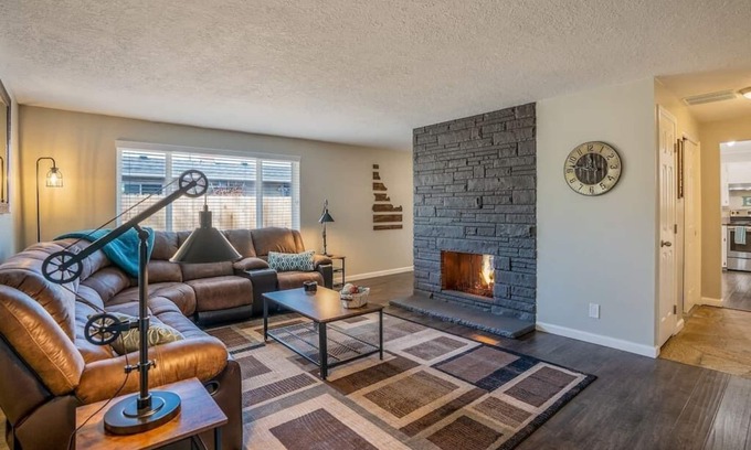 West Bench House | The Industrial - Pet Friendly Home with Garage by Boise Fairgrounds