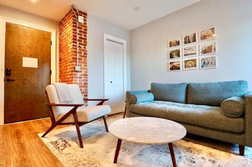 Old Town Alexandria Apartment | The Jefferson Suite at Prince Street Inn