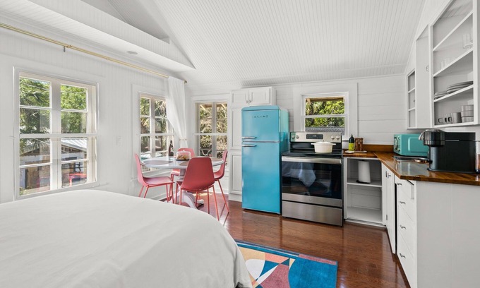 Downtown Apartment | The Julia Place Carriage House-Walk downtown from old Florida glam!