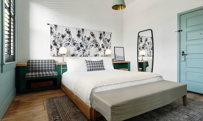 Buckman Neighborhood Apartment | The King ADA Roll-In Shower at Hotel Grand Stark