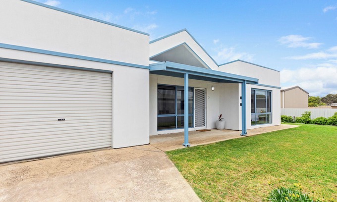 Waterhouse House | The Kingfisher - Family friendly, centrally located near Robes main street.