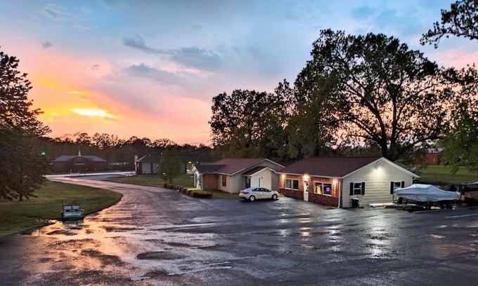 Greers Ferry Hotel | The Klassic Inn