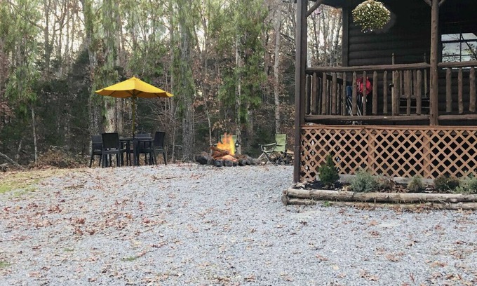 Mannsville Cabin | The Knotted Nook~ A Tiny Cabin Private, Dog Friendly, Smart TV, WiFi, Fire Pit