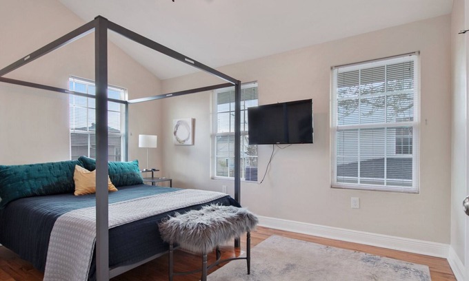 Freret Apartment | The Lair Uptown Tulane Hip Freret Area Brand New 1/2 mi to St Charles streetcar