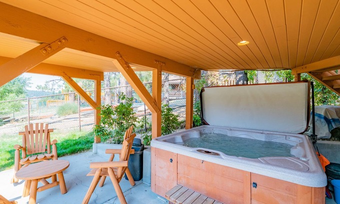 Patton House | The Lake House - 3BR/ 2.5BA/ WiFi/Lakefront/Pool Table/Hot tub/Fenced Yard