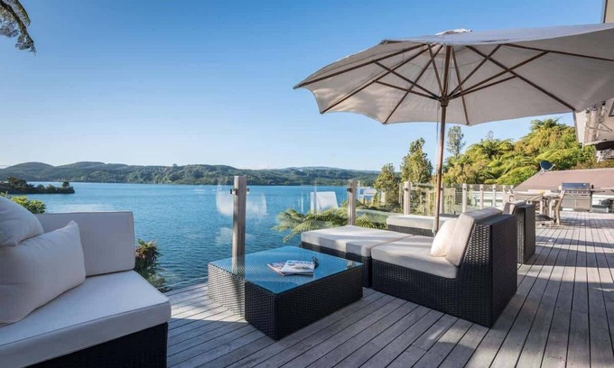 Okere Falls House | The Lake House | Stunning Views + Private Jetty