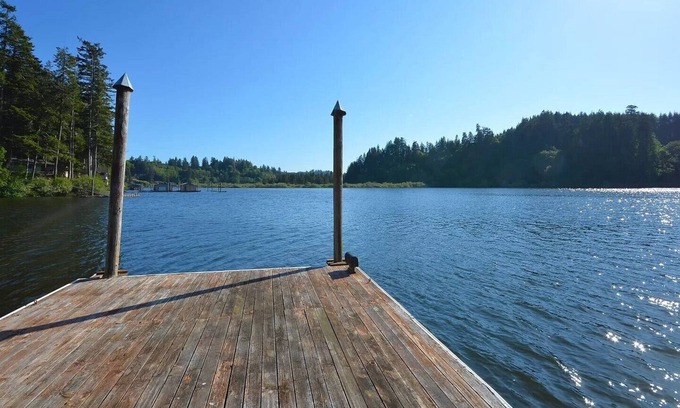 Lakeside House | The Lakehouse sleeps 11, pets ok, private dock