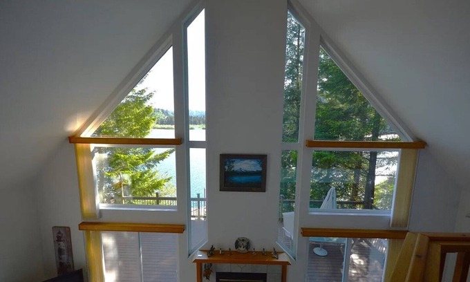 Lakeside House | The Lakehouse sleeps 5, Pet friendly, private dock