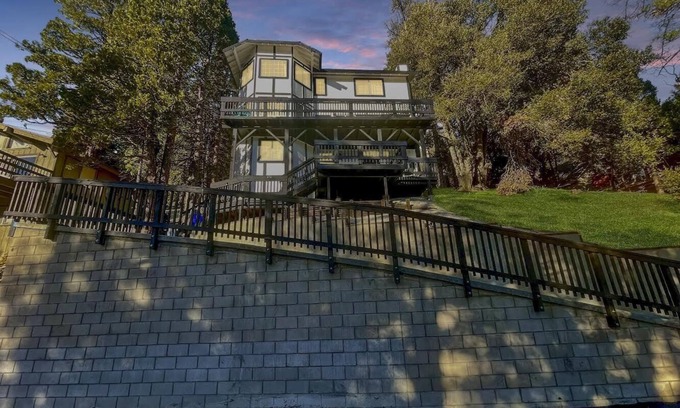 Crestline House | The Lakeview Lodge - LAKE/CITY VIEW CLOSE TO SHOPS FULLY REMODELED