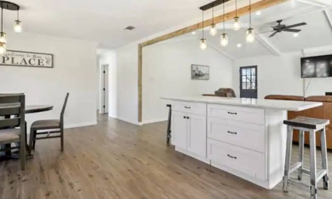 Shenandoah House | The Landing! Updated, spacious, and clean!