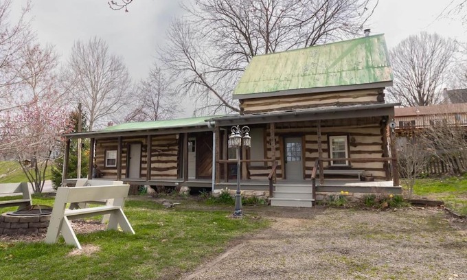 Augusta House | The Large Cabin-The Augusta Guest Collection