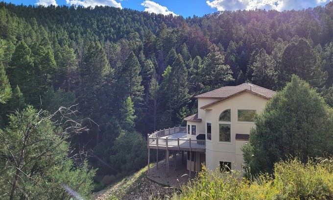 Richmond Hill Corridor House | The Last Resort Retreat: 14-acre, 3000 sq. ft. Mountain Home