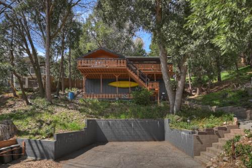 Crestline House | The Lazy Bear Cabin - For 6