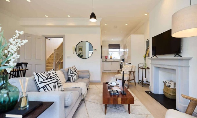 Harlesden Apartment | The Leghorn Quarters - Modern 3 Bdr with Balcony